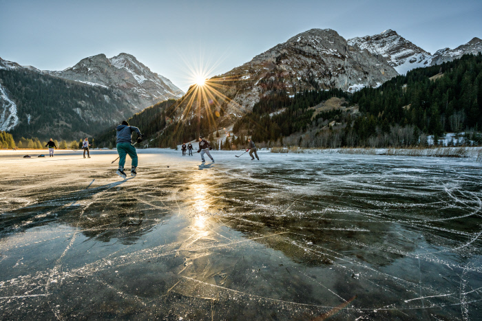 Gstaad Highlands: people playing ice hockey at Lauenensee